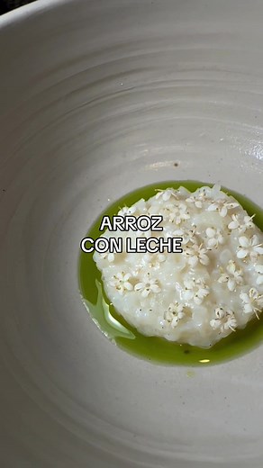 Hey, aquí la receta! Aceite de higuera: 3 hojas de higuera grandes 200 ml de aceite neutro Proceso: Licuar preferentemente en un robot de cocina las hojas limpias sin venas a 65 grados centígrados por 5 min. colar en baño maria inverso. Dulce de leche: 1 lata de leche condensada Proceso: Cocinar en olla exprés, colocando la lata, y agua hasta llegar a la mitad de lata. Tapar y cocinar por 50 minutos. Dejar enfriar por completo. Arroz con leche: 1 taza de arroz grano largo 1 taza de agua 2 gramos