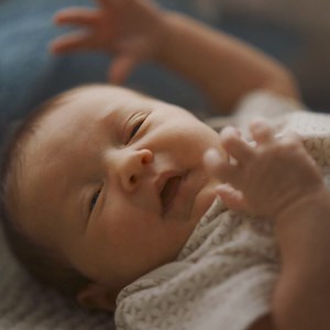 Привіт, маля! Це твої нові підгузки Huggies® Extra Care з 2 спеціальними поглинальними зонами спереду й позаду. | Huggies.ua