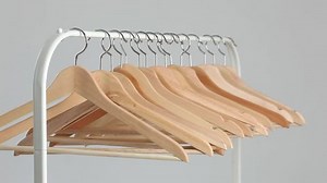 Number Empty Hangers After Major Sell-off: стоковое видео (без лицензионных платежей), 20947714 | Shutterstock