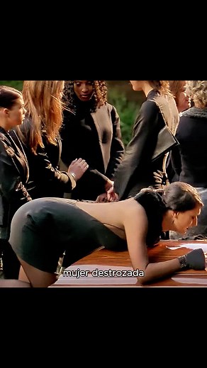 La mujer, destrozada, se inclina sobre el ataúd de su difunto esposo y llora. #foryou #movie #film