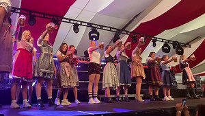 Dass wir in Meenz starke Mädcher habbe‘ war uns klar, aber dass se so stark sin… 💪🏻💪🏻💪🏻 Beim traditionellen Maßkrugstemmen setzt sich in der Damen-Konkurrenz Charlotte mit 2:45 gegen Luisa und Lena durch! 🍺 Ganz stark, Ladies! Und herzlichen Glückwunsch! 💐 | Mainzer Oktoberfest