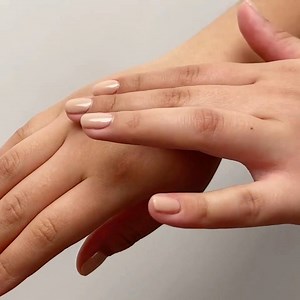 Cool, rejuvenate hydrate skin (or quench dry, thirsty strands) with our multi-tasking Tea Tree Hair and Body Moisturizer 🌿 #TextureTuesday | Paul Mitchell