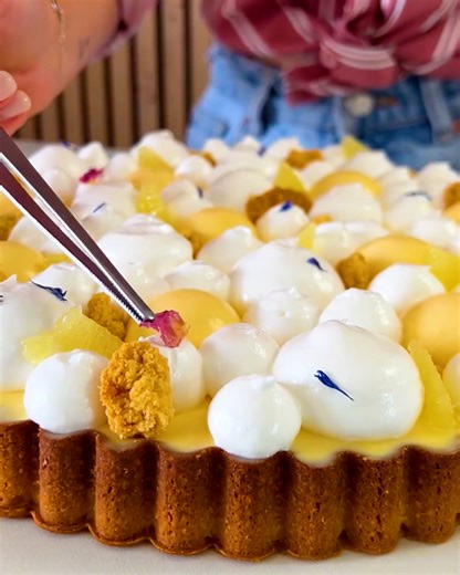 This Lemon Cloud Tart is a dream come true 🍋☁️ | MetDaan Cakes