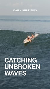 Here’s a quick tip to improve your wave positioning and avoid common pitfalls! 🌊 Surfer: @loca__lo Video: @tit_ju Practice is key, and these basics will help you make the most of your time in the water. For more in-depth coaching and techniques, check out our full course on Barefoot Surf Tutorials! 🔗 [Link to 7-day trial in bio] What part of wave-catching challenges you the most? Drop your thoughts below! ⬇️ #SurfTraining #GreenWaveSkills #PositioningTips #BarefootSurfTutorials #SurfingSkills 