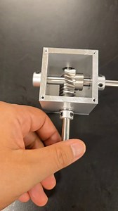 昭和の初め頃の教科書には「ウォームギア減速機を逆駆動できないようにしたい場合には歯の進み角を4度以下にすれば良い」とか「大なる減速比を求める場合には逆駆動できなくなることがあるので注意」とかあるもさね。今の時代、逆駆動できるウォームギアなんて鉄道模型とオルゴールくらいもさ。