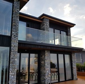 [Hot Item] Outdoor Aluminum U Channel Bottom Frameless Glass Railing Design