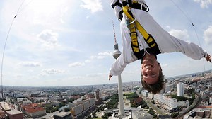 Base Flying Berlin: Adrenalinkick am Park Inn erleben