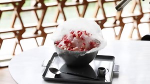 【INTERSECT BY LEXUS】 毎年恒例、オリジナルかき氷が戻って来ました！ 昨年ご好評だった綿あめを使ったかき氷ですが、今年は全く違うミルク味の綿あめをのせ、更にお客様の目の前で炙ってご提供します。その下には天然氷と凍らせたいちご、カカオパルプ果汁のアイスクリームが！懐かしくも新しい味わいをご堪能ください。 ⇒ https://lexus.jp/brand/intersect/tokyo/other/candy-plush.html | LEXUS / レクサス