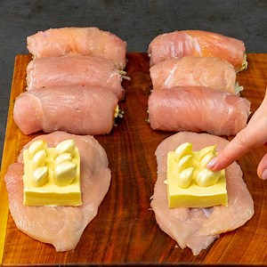 42K views · 205 reactions | Tak pysznych roladek z kurczakiem, przygotowanych w ten sposób, jeszcze nigdy nie jadłeś! Składniki: pierś z kurczaka : 900 g sól: 7 g czarny pieprz: 4 g jajka: 2 szt. sól: 7 g bułka tarta: 170 g parmezan: 60 g Nadzienie: miękkie masło: 100 g czosnek: 30 g parmezan: 130 g koperek: 30 g czosnek: 5 g sos: majonez: 200 g sok cytrynowy: 20 ml czosnek granulowany: 8 g czarny pieprz: 2 g sól: 2 g | Smaczny | Facebook