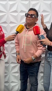 37K views · 959 reactions | Osmar Pérez estuvo con Las ExtraOrdinarias y nos respondió preguntas relacionadas con su fidelidad 﫢 ¿Usted con quién se iría por unos tragos? 樂 #TropicanaBogotá #LasExtraOrdinarias #OsmarPérez #Vallenato #Humor | Tropicana Colombia | Facebook