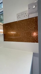 Another beautiful copper 100% fine sparkle splashback. The fine sparkles provide fine dispersion of light, creating the eye-catching shimmer that will follow you as you walk around the room. The 100% fine sparkle splashback will be sure to dazzle any guests you have over (once guidelines allow it) and are available in a wide range of colours. The white @wrenkitchens worktops work beautifully in contrast to the copper sparkles, along with the @boschhomeuk extractor and hob, and @blanco_uk tap to 