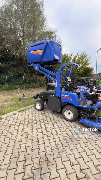 👑 Iseki SF450 — мать всех косилок! Это не игрушка для маленьких газонов, а настоящая тяжёлая артиллерия в мире ухода за зелёными зонами. 🔥 Мощный дизельный двигатель — косит без остановки, даже когда трава выше колена. 🔥 Огромный бункер — меньше разгрузок, больше работы. 🔥 Манёвренность и комфорт — разворачивается легко, работает тихо и уверенно. 🔥 Надёжность — создана для того, чтобы выдерживать самые жёсткие условия каждый день. Если обычные косилки умирают от перегрузки, то SF450 только 