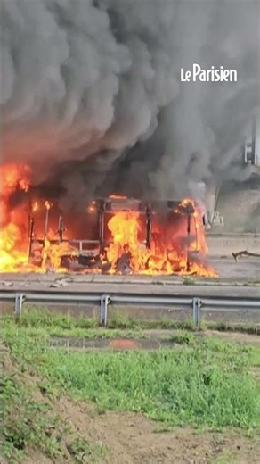 « Bloquons tout » : à Rennes, un bus pillé et incendié sous un pont de la rocade