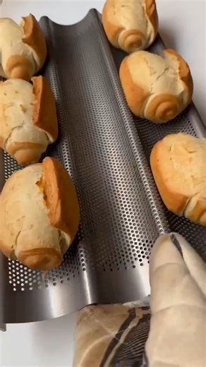 A @eatpaobakery ensina um pão de sal caseiro delicioso. Anota a receita aí! Ingredientes da esponja: Farinha 30g Água 30g Fermento biológico seco 4g Modo de preparo da esponja: Num bowl, misture todos os ingredientes e deixe descansar por 60 min. a uma temperatura média de 23C. Ingredientes do pão: Esponja (toda) 64g Farinha 300g Água 170g Sal 8g Açúcar 4g Manteiga 14g #receita #pao #ugc #receitadodia #paocaseiro | Tastemade Brasil