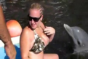 Zorra zoofílica haciendo que se la folle un delfin