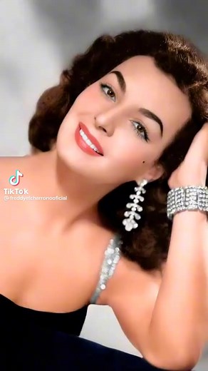 #ElsaAguirre #divasdelcinedeoromexicano #bellezanatural #FlorDeAzalea #JorgeNegrete #cinedeoromexicano #freddyelcharronooficial | Otrebor Figala