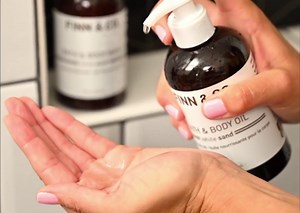 FINN & CO. White Sand Body Wash - Beach Inspired Scent with Aloe & Green Tea - Gently Cleanses, Soothes & Softens Skin - Cruelty Free Body Cleanser for Men & Women | 8 oz