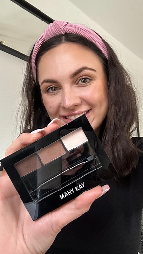 Das neue Mary Kay® Brow Kit 😍🤨 Erhältlich ab dem 16.04. in 3 Farben: • Blonde • Brunette • Dark Brunette Das All-in-One Brauen-Kit sorgt in vier einfachen Schritten für perfekt gepflegte und gestylte Augenbrauen. Dieses Beauty Geheimnis eignet sich auch toll zum Verschenken für die beste Freundin und alle, die eine einfache Lösung für tolle Brauen gebrauchen könnten! %marykaydeutschland | Olivia Gabriel - selbständige Schönheitsconsultant mit MaryKay