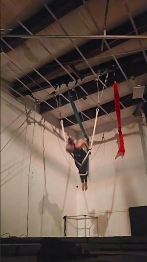 infinity rolls on a cloud swing? Yes please! #circus #trick #cloudswing #aerial #rolling