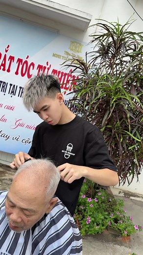 Tháng Mới Với Việc Thiện Cắt Tóc