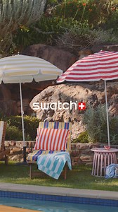 I colori ispirati alla bellezza del sole e le righe portano le vibes delle vacanze al tuo polso. Con i nuovissimi orologi Swatch ESSENTIALS sarà come se fosse sempre estate, ovunque tu sia. | Swatch