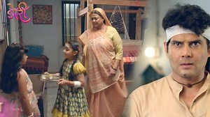 Doree UPDATE: Flora Ne Udaya Doree Ke Garibi Ka Mazak, Fek Diya Ganga Ke Haath Ka Banaya Khana #Doree #MahiBhanushali #AmarUpadhyay | Telly Reporter