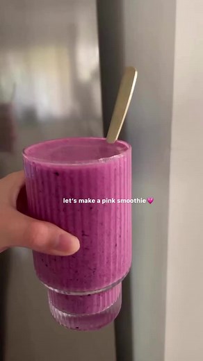 7.4K views · 91 reactions | This smoothie is too good 殺 It’s definitely a must try!! Pink smoothie: banana pink dragon fruit blueberries pink pitaya powder chia seeds yogurt milk - - - #aesthetic #shortreels #foodaesthetic #foodie #yummy #smoothiebowl #smoothie #smoothierecipes #healthyfood #healthyfoodshare #deliciousfood #reelsofinstagram #foodasmr #smoothierecipe #smoothieoftheday #smoothielove | smoothieweightloss.guide | Facebook