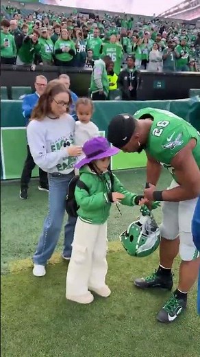 💚 Saquon Barkley Kiss and Handshake with Daughter before Eagles Cowboys