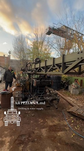 ———Pompe de noroi în industria de foraj——— Ele pot fi diferite, cu diferită mecanică de lucru- centrifugale, cu pistoane, cu șnec. În videoul de mai jos, vă arătăm una din pompele noastre, montată pe instalația de foraj “Ileana Cosânzeana”. Este o pompă de noroi, dirijată hidraulic cu automatizare electronică. Cilindrul hidraulic la rîndul său, actionează însuși pompa, ce este compusă din cilindru cu piston, si supape de sens. O construcție destul de simplă, dar lucrează la 100%. Sperăm în curân