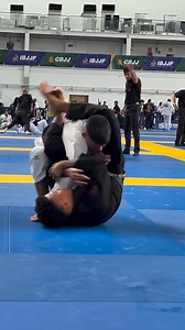 When your transitions are 🔥🔥 Loop choke → Reverse armbar → Triangle choke. | MMA Leech