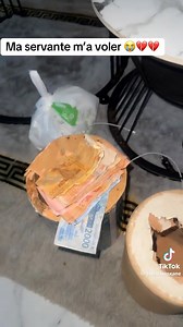 INCROYABLE 😳🙌💔😥 Cette dame pleure en ce moment, sa servante a v..0lé tout son argent dans sa caisse et remplacé par quelques billets de 500F 🙌😥 Elle dit qu'elle économisait depuis Mars pour décembre, voilà elle ouvre sa caisse aujourd'hui en septembre et voit que sa nounou a tout v0lé 🙌💔 L'Homme est m.ch∆nt 🙌 Courage à elle On decraque ! #slaybabe | Slaybabe