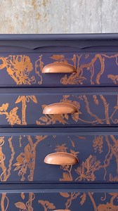 The “Bird Watching” Kacha Decor Transfer® in copper foil captures the lively essence of a garden in full bloom. This piece, teeming with birds perched among floral branches, brings an organic and dynamic touch to any space. The warm copper tones reflect a soft glow, evoking the magic of golden hour in nature. KACHA DECOR TRANSFERS® COPPER FOIL – BIRD WATCHING – TOTAL SHEET SIZE 18″X24″ @click2restore | Re·design with Prima