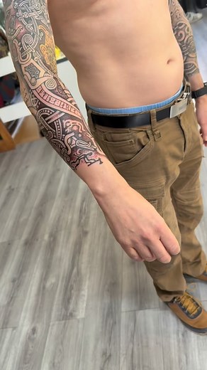 Work in progress. Torstein wanted to depict Thor’s fishing trip for the Midgard Serpent, alongside some classic Germanic depictions from the Vendel period. The eagle merged with Odin symbolism is a few years old now, as are the bull’s head on the fishing hook and the head of Jörmungandr, the Midgard Serpent. To match the work we began on Torsteins left side 8 years ago, we’ve continued adding in Scandinavian Bronze Age petroglyph carvings layered behind the knotwork. This is to symbolise the lay