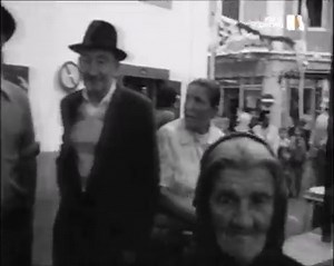 «Festas» Excerto do programa «MAGAZINE: Festas na Ilha da Madeira». «Festividades locais por ocasião do Madeirem-77, congresso dos emigrantes madeirenses» (02-07-1977). Copyright: RTP ARQUIVOS. https://arquivos.rtp.pt/conteudos/festas-na-ilha-da-madeira/#sthash.cMAprfpt.dpbs | Madeira Quase Esquecida
