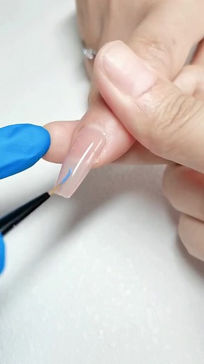 Eye-catching blue and pearl outline nail design #EyeCatchingStyle #bluenaildesigns #pearlnails | 홏홖황황홤홤홨 | Facebook