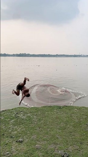 amazing net attack big fish by casnet 💚🐙🐙 #fishing #safanafishing #amazingfish #justfishing