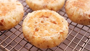 2 cách làm bánh khoai mì nướng bằng chảo chống dính thơm ngon đơn giản