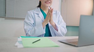 médicos e o negócio pessoas cumprimentar conversando dentro cliente salões ou hospital lobbies. a conceito do saúde e riqueza