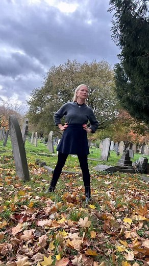 Still in my Traitors era Wearing my introvert crest square signet ring in black onyx and the introvert black diamond necklace both made in recycled sterling silver. Shout out to Lily Allen for her incredible new album which I can’t stop listening to. If you’re looking for a slightly more subtle way to tell someone to fuck off look no further than our introvert pieces featuring the middle finger and fingers crossed motifs. Be more Lily 💪🏻 #introvert #immotatraitor #signetring #blackonyx #middle