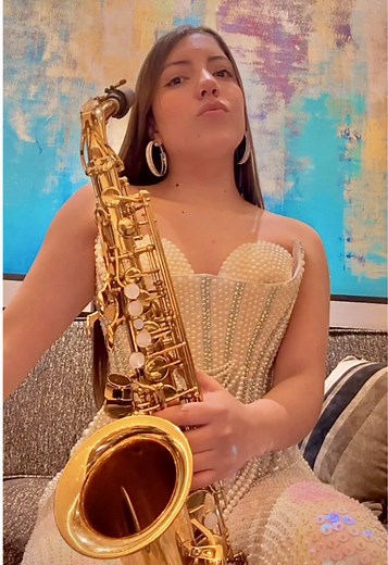 Cuando me enamoro . . . #mujeresmusicossoñando #mujeresmusicos #latinoamerica #colombiana #showdesaxofon #viral #viral #música #eventos #amor❤️ #felicidad