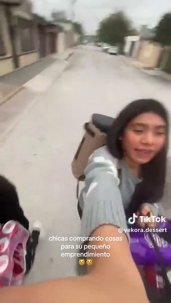 Chicas Comprando para su Pequeño Emprendimiento