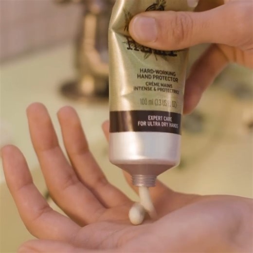 Our Hemp Hand Protector vigorously hydrates ultra-dry hands, making it the champion of hard-grafters everywhere. This rich, nice-smelling hand cream gives robust protection and relief for very dry skin, especially when it’s exposed to the elements. Visit our store and shop via home delivery. Platinum Building Bagatale Road- 0114846466, Colombo City Center- 0112083007, Odel Alexandra Road 0114625800/ 0773008019 , Kandy City Center- 0812233008 #TheBodyShopLK #Srilanka #Colombo #Kandy #hemp #handca