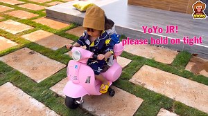 Today my sister took yoyo to buy food | Monkey YoYo Jr