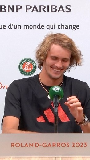 "18 sati sna i 4 sata seksa? Nije loše!" 😂 Aleksandar Saša Zverev plasirao se u četvrtfinale Rolan Garosa nakon što je savladao Bugarina Grigora Dimitrova, a više od pobede odjeknula je urenebesna konferencija nemačkog tenisera posle meča. Jedan od novinara u Parizu bio je naročito inspirisan, pa je Zvereva upitao o nadimku "lav". Usledio je sjajan odgovor! 😅 #zverev #alexanderzverev #rolandgarros #tennis 🎥 SNTV | Sportal.rs