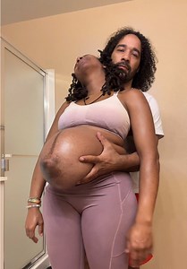 Not the belly slipping through his fingers lmao I just got out the shower and oiled up 🥺😂😂💜🤰🏽 #bellylift #dailybellylift #babyoil #slippingthroughmyfingers #35weekspregnant