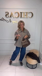 Zoveel vraag naar deze willen cape jas 🍂🍁 Winny weer op pad geweest dus vandaag weer back online 🤩 Don’t miss out babes 💋 | Chicas Mode