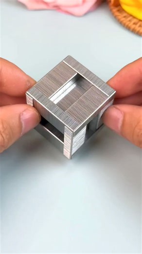 Assemble a Fun Cube Using Dad’s Staples! #ParentChildHandicraft #HandmadeDIY #HomemadeToys #ChildrensHandicraft #DIYCube | paper craft ideas