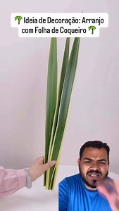 Quem cresceu vendo casa de interior sabe: folha de coqueiro sempre teve valor. Antigamente era cerca, cobertura, sombra… hoje vira também decoração cheia de identidade. ✨ Como fazer o arranjo: • Corte uma folha de coqueiro ainda firme • Dobre ou trance as partes, formando leques, espirais ou volumes • Use barbante, fio de nylon ou arame fino para dar acabamento • Coloque em vaso, pendure na parede ou use como centro de mesa 🌿 Por que essa ideia é tão boa? • Traz um visual rústico e elegante ao
