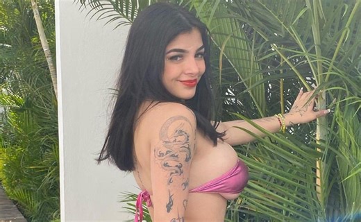 ¡Desata la locura! Karely Ruiz revoluciona las redes con un coqueto y diminuto traje de baño en color rosa