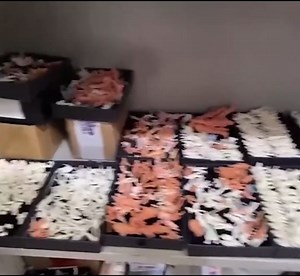 1:43 Scale Miniatures Figurine Hand Painted Tiny People Resin Diorama Figures Action Figure Scene Props for Cars Vehicles (Smoking Girl)